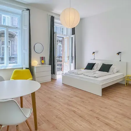 Balcony - Very - Modern - Large Apartamento Budapeste