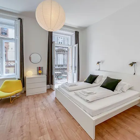 Balcony - Very - Modern - Large Lägenhet *